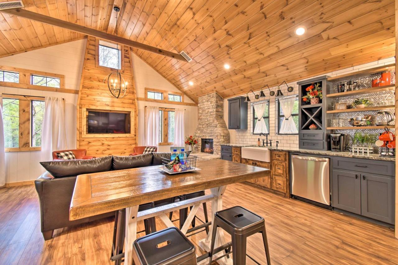 Modern Broken Bow Cabin Large Deck, Bbq And Pergola Exterior foto