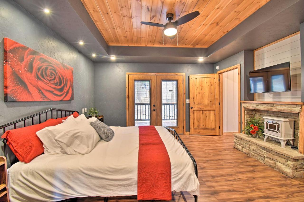 Modern Broken Bow Cabin Large Deck, Bbq And Pergola Exterior foto