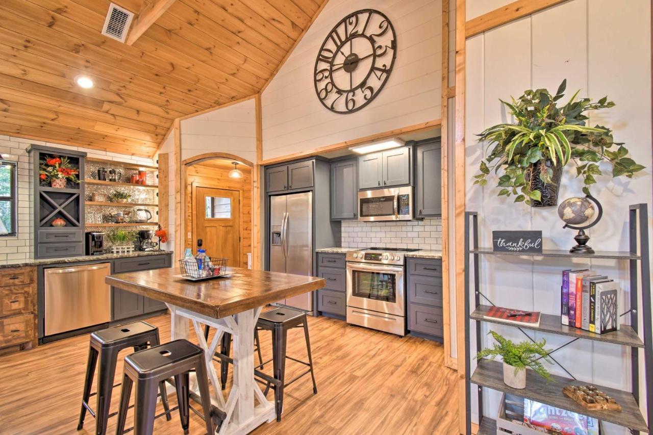 Modern Broken Bow Cabin Large Deck, Bbq And Pergola Exterior foto