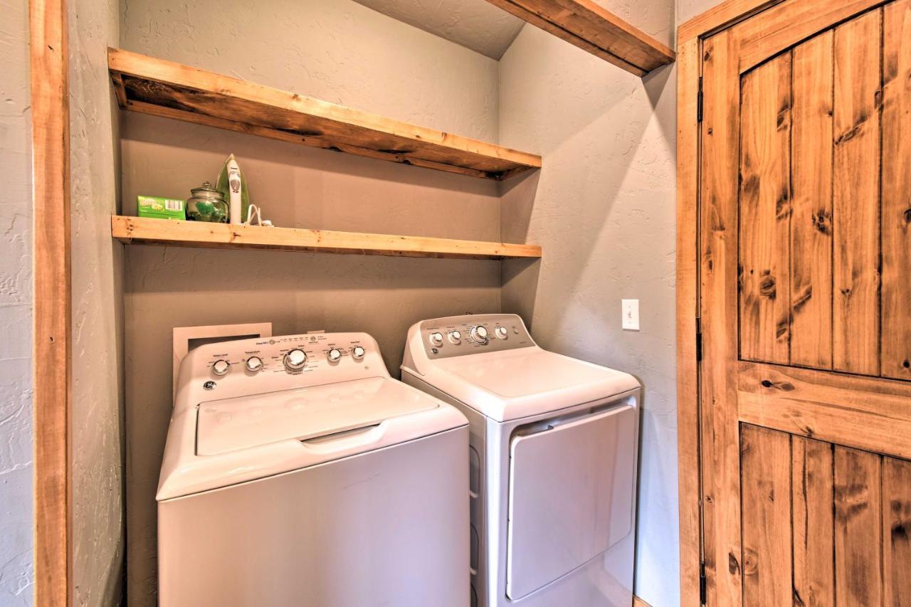 Modern Broken Bow Cabin Large Deck, Bbq And Pergola Exterior foto
