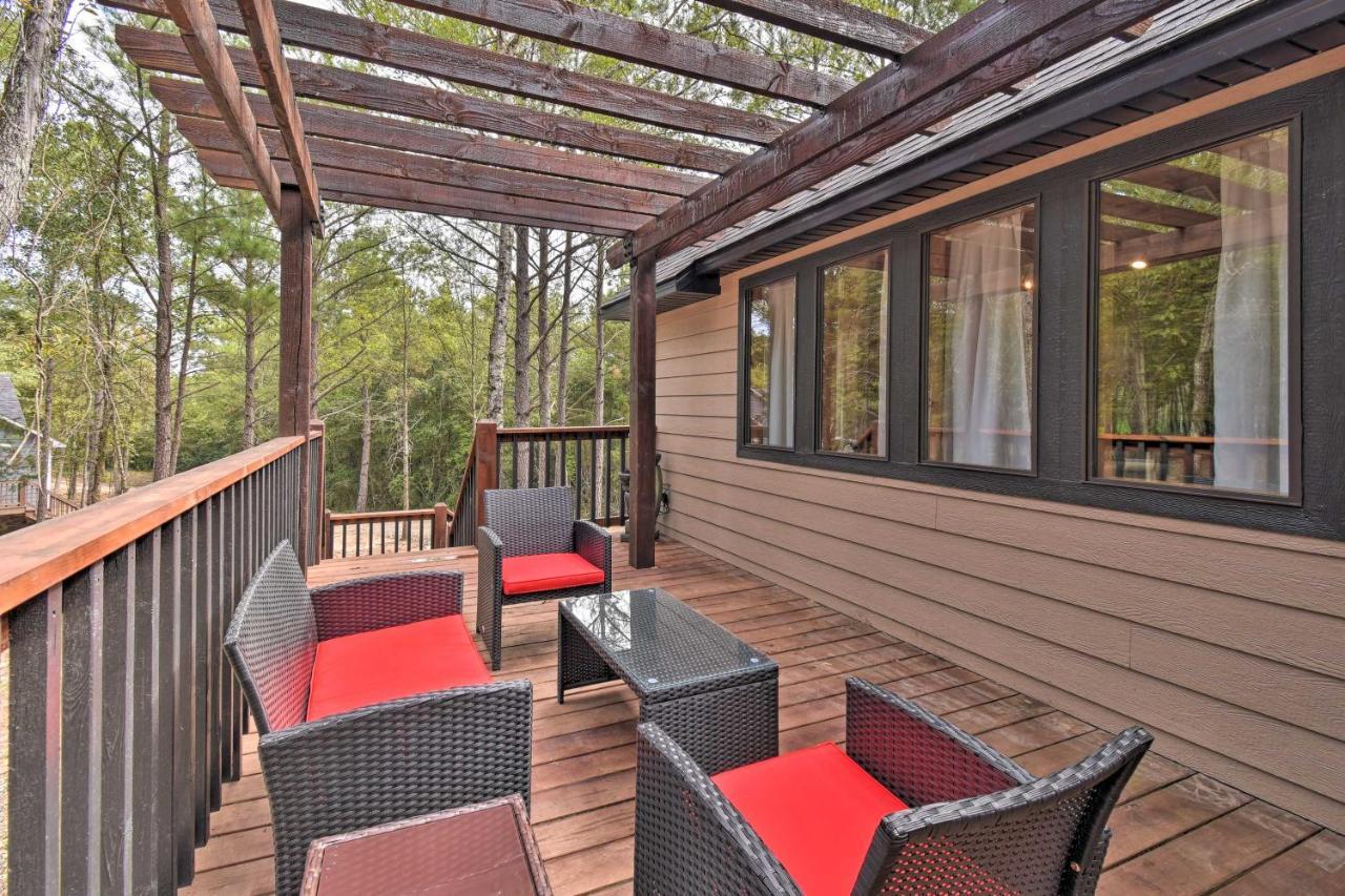 Modern Broken Bow Cabin Large Deck, Bbq And Pergola Exterior foto